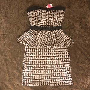 STRAPLESS HOUNDSTOOTH DRESS 👗